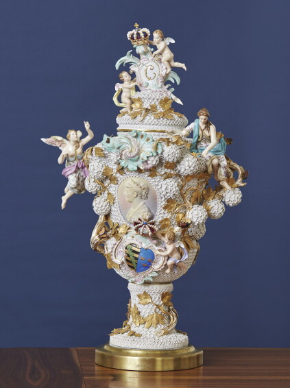 A rare and large Meissen 'Schneeballen' vase, cover and stand la