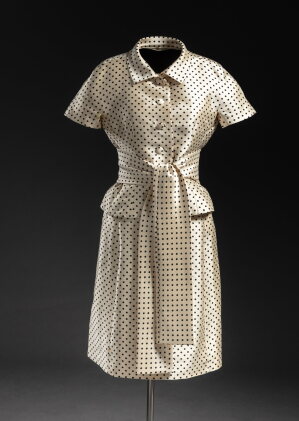 Catalog image of Ensemble Haute Couture en Soie Ivoire à Pois Noirs, Printemps eté 1965