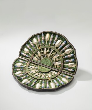 View 1 of Lot 275: Service à dessert de voyage en vermeil et porcelaine  par Johan Georg Wolhaupter et Johan Busch, Augsbourg, 1737-1739, la porcelaine Meissen