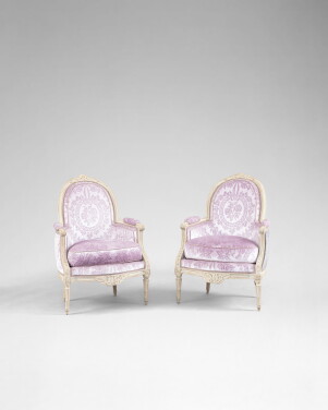 View 1 of Lot 581: Paire de bergères en bois laqué crème d’époque Louis XVI, vers 1785, estampille de Claude Etienne Michard 