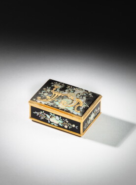 View 1 of Lot 236: Tabatière en or, nacre et écaille, Paris, 1738-1739