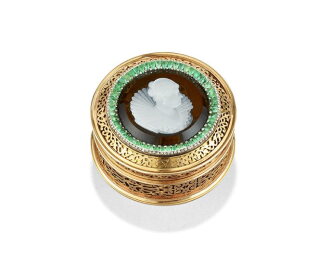 View 1 of Lot 124: Drageoir en or, agate et pierres précieuses, par Frédéric Boucheron, Paris, vers 1880, le camée par Jean Georges Bissinger
