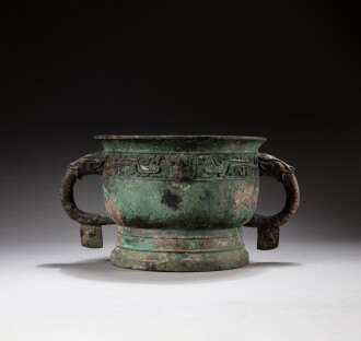 View 1 of Lot 81: A rare inscribed archaic bronze food vessel, gui Western Zhou dynasty | 西周 青銅簋