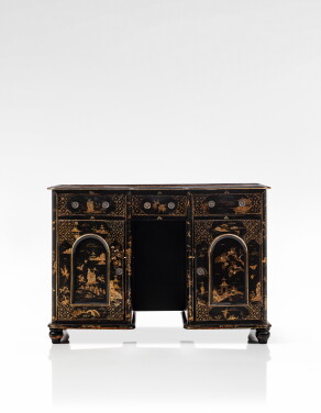 View 1 of Lot 10: Bureau à caissons en bois peint imitant la laque, travail anglais, première moitié du XXe siècle