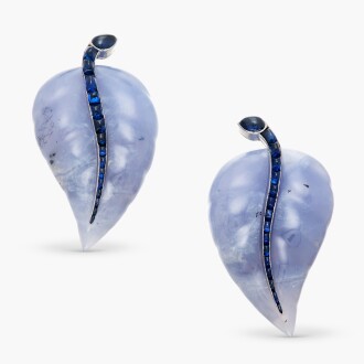 View 1 of Lot 10: Pair of Chalcedony and Sapphire Brooches 玉髓 配 藍寶石 胸針一對