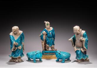 View 1 of Lot 159: Ensemble de trois sculptures en biscuit émaillé turquoise et paire de crapaux en porcelaine à glaçure turquoise, Dynastie Qing, XVIIIe - XIXe siècle