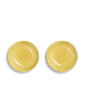 View 1 of Lot 5090: A pair of incised yellow-glazed 'dragon' dishes, Marks and period of Kangxi | 清康熙　黃釉劃雲龍紋盤一對　《大清康熙年製》款