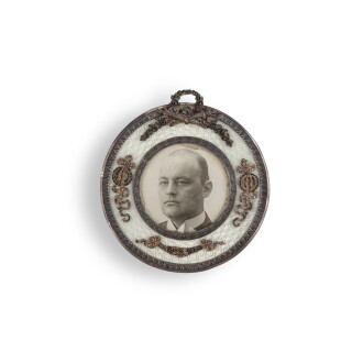 View 1 of Lot 745: Cadre à photos en argent et émail guilloché, par Alexander Treiden, St Petersbourg, 1904-1908