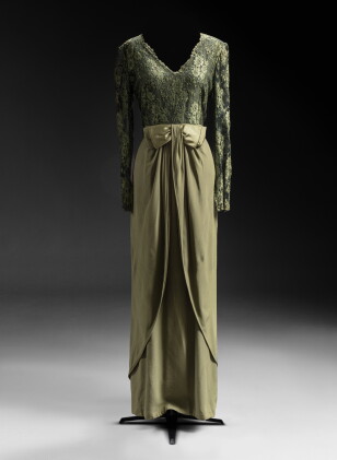Catalog image of Robe du soir Haute Couture en satin de soie bronze, corsage en dentelle