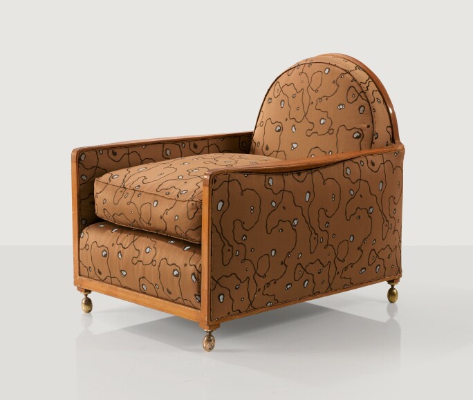 Émile-Jacques Ruhlmann, Boudoir Collectionneur armchair, circa 1925. Wood, gilt bronze and fabric upholstery. Estimate €15,000-20,000.