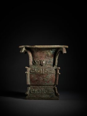 View 1 of Lot 17: The Jian Min Fang Zun, Western Zhou dynasty, probably King Mu period | 西周 或穆王時期 柬黽方尊